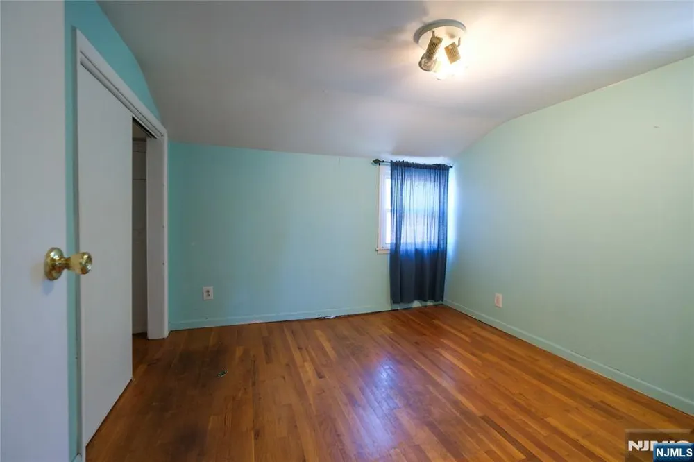 32 Phelps Avenue Bergenfield, NJ 07621