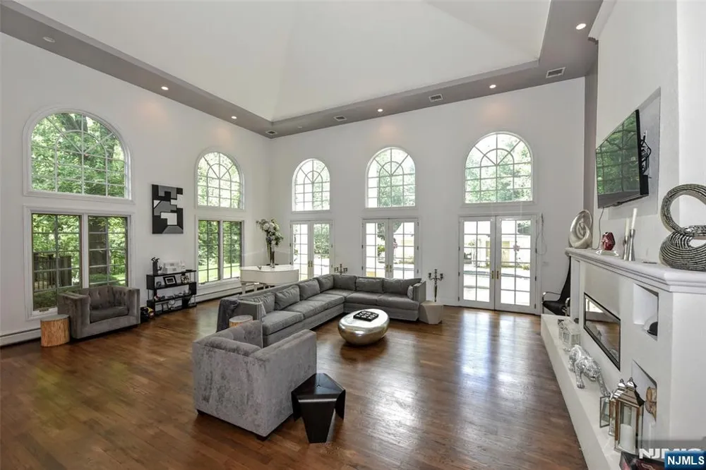 24 WILDWOOD Road Saddle River, NJ 07458