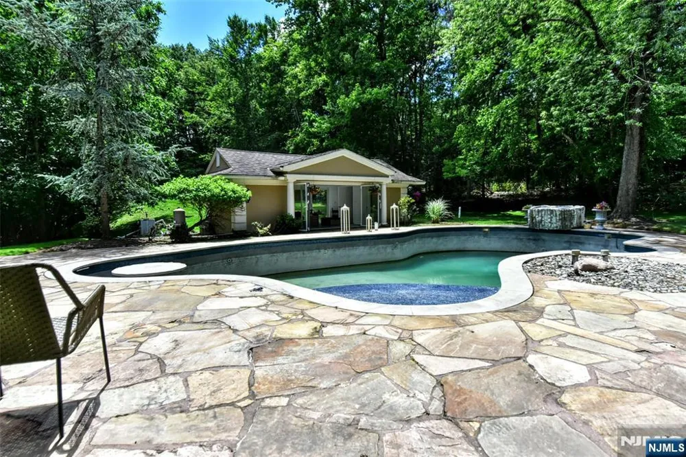 24 WILDWOOD Road Saddle River, NJ 07458