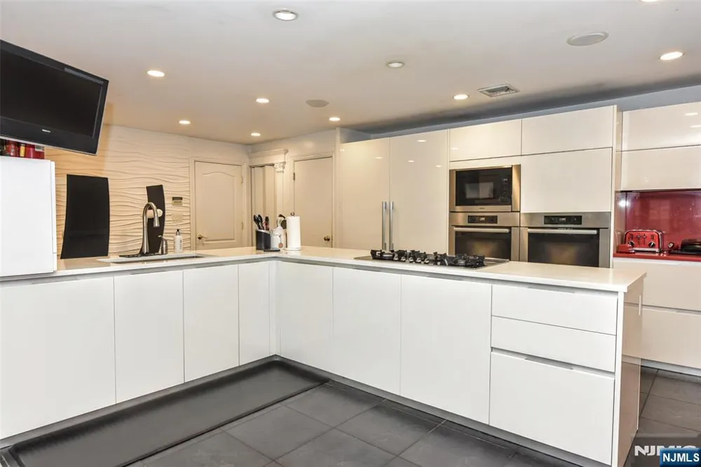 24 WILDWOOD Road Saddle River, NJ 07458
