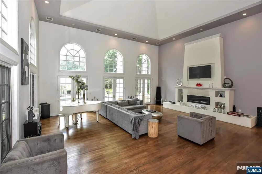 24 WILDWOOD Road Saddle River, NJ 07458