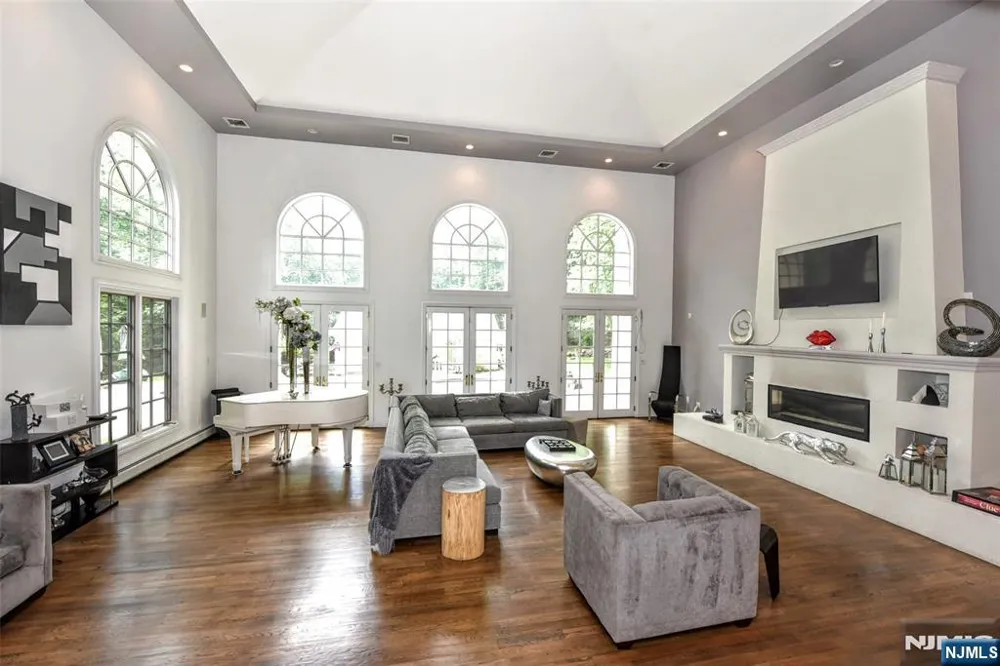 24 WILDWOOD Road Saddle River, NJ 07458