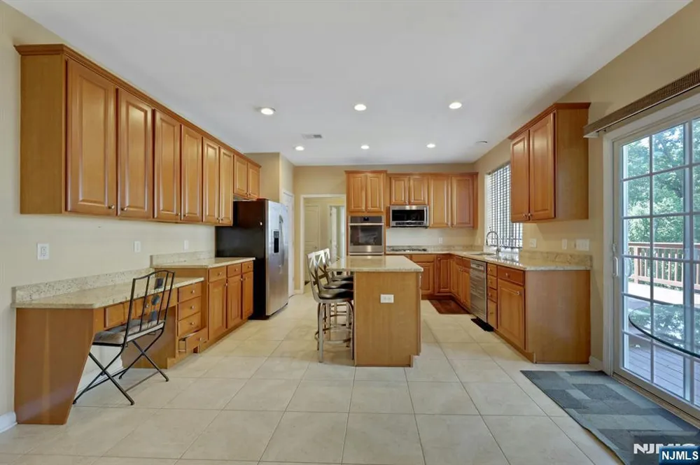 81 Lafayette Circle Totowa, NJ 07512