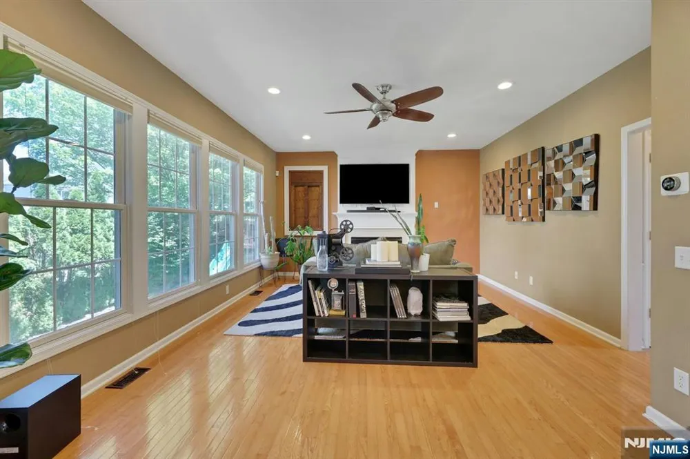 81 Lafayette Circle Totowa, NJ 07512