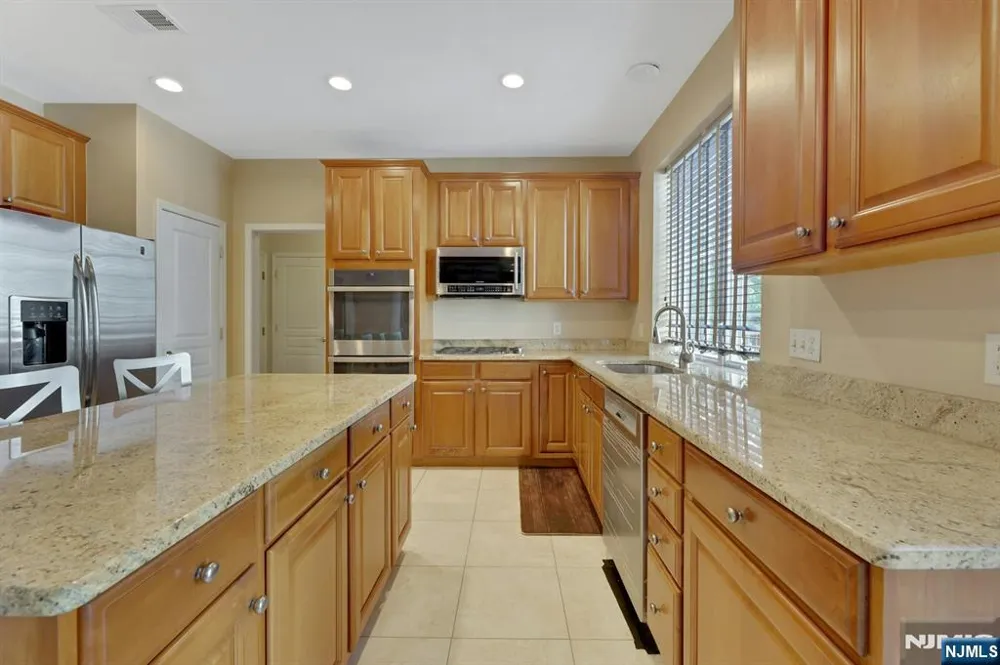 81 Lafayette Circle Totowa, NJ 07512