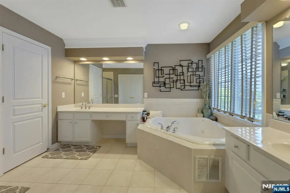 81 Lafayette Circle Totowa, NJ 07512