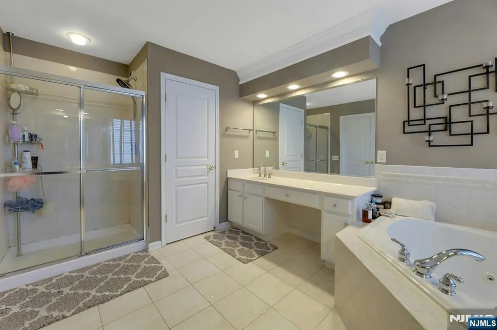 81 Lafayette Circle Totowa, NJ 07512