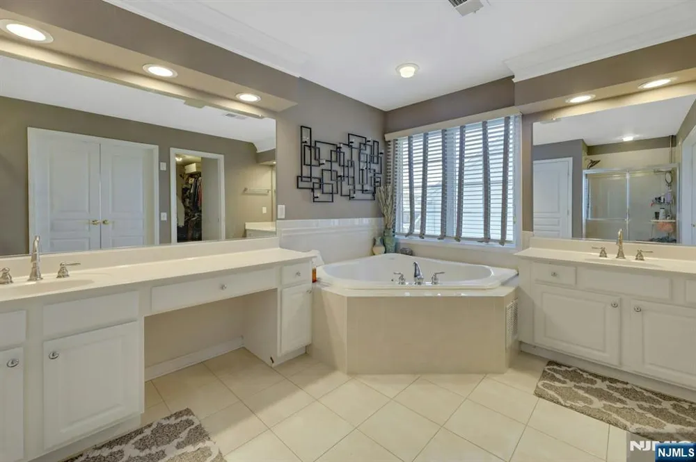 81 Lafayette Circle Totowa, NJ 07512