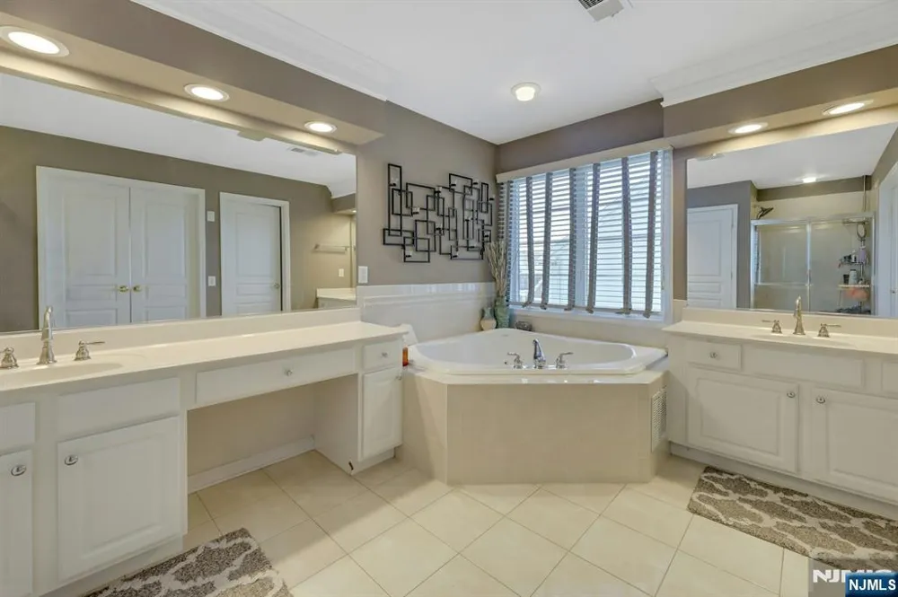 81 Lafayette Circle Totowa, NJ 07512