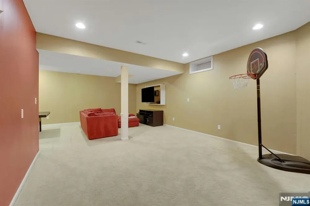 81 Lafayette Circle Totowa, NJ 07512