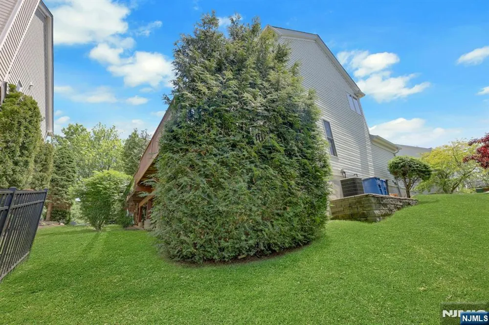 81 Lafayette Circle Totowa, NJ 07512