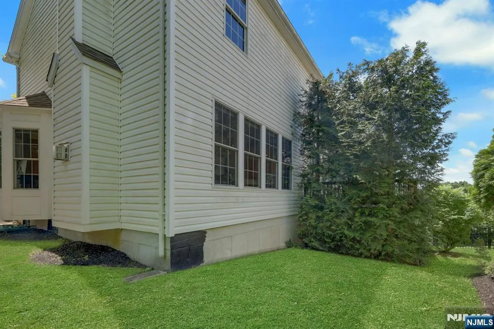 81 Lafayette Circle Totowa, NJ 07512