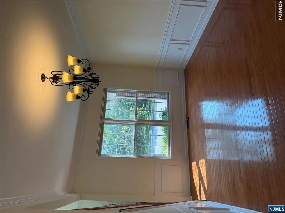 81 Lafayette Circle Totowa, NJ 07512