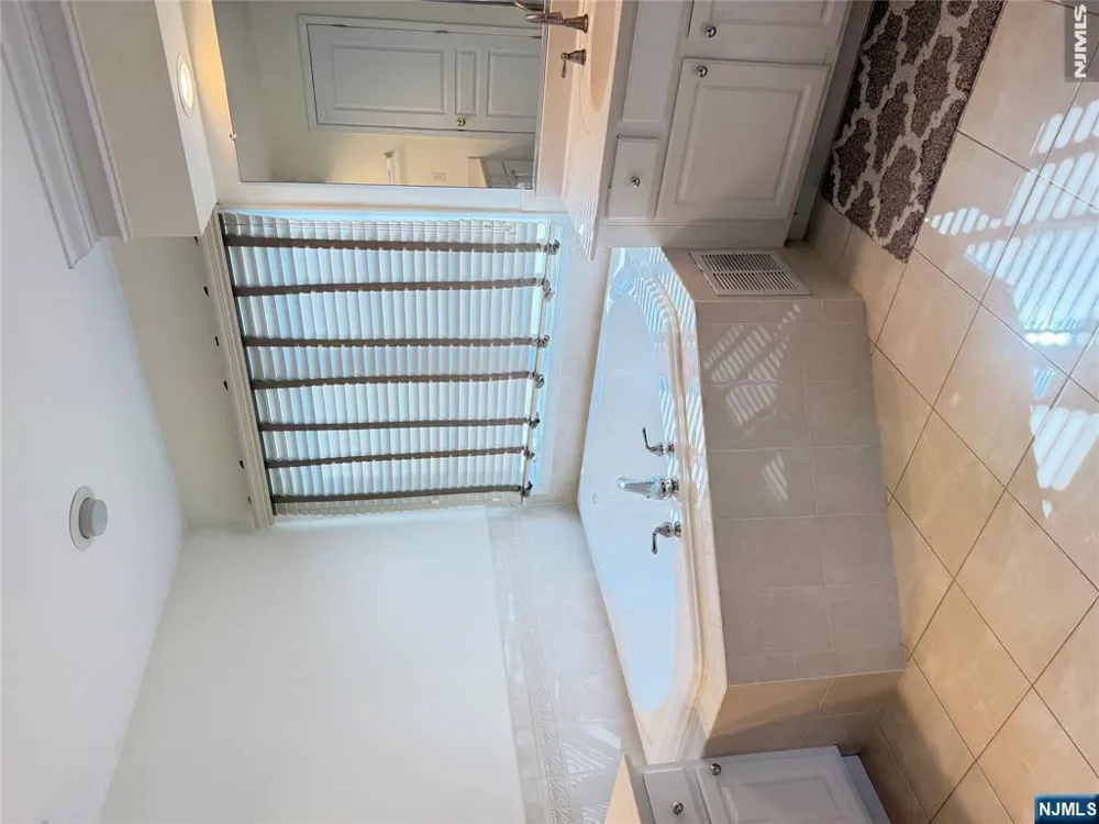81 Lafayette Circle Totowa, NJ 07512