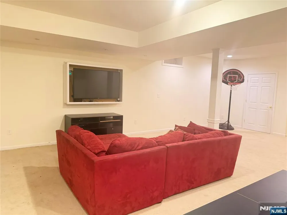 81 Lafayette Circle Totowa, NJ 07512
