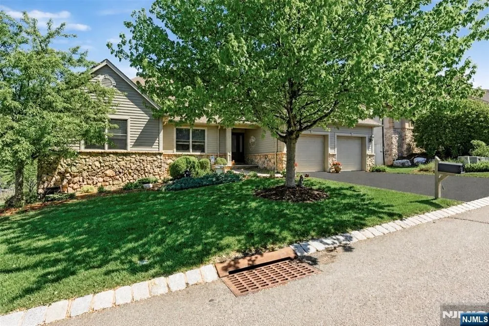14 Wentworth Court Hamburg, NJ 07419