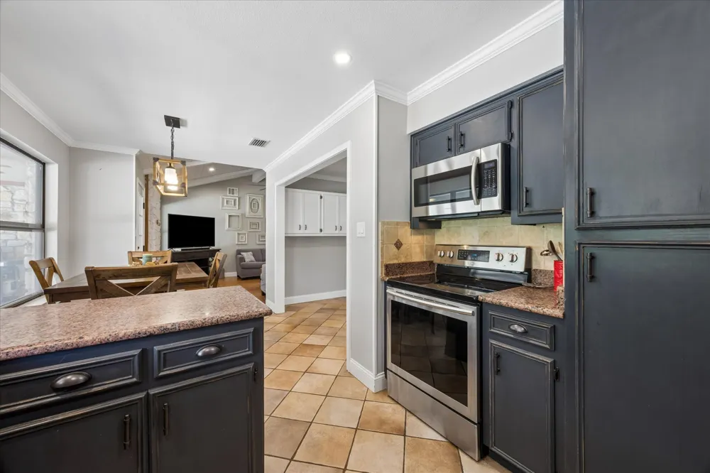208 Maple Drive Mountain City, TX 78610
