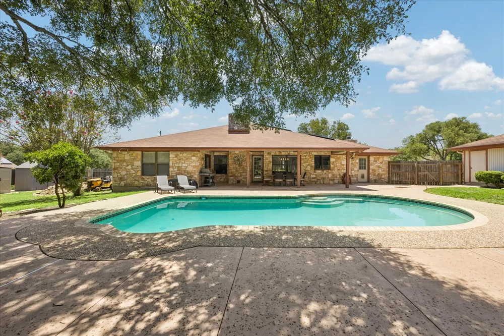 208 Maple Drive Mountain City, TX 78610