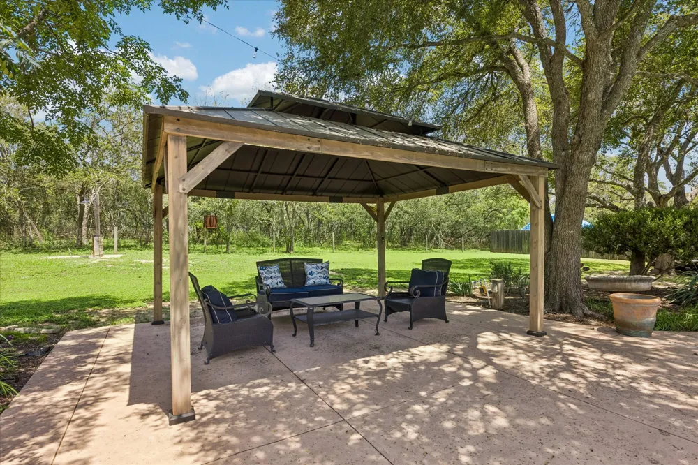 208 Maple Drive Mountain City, TX 78610