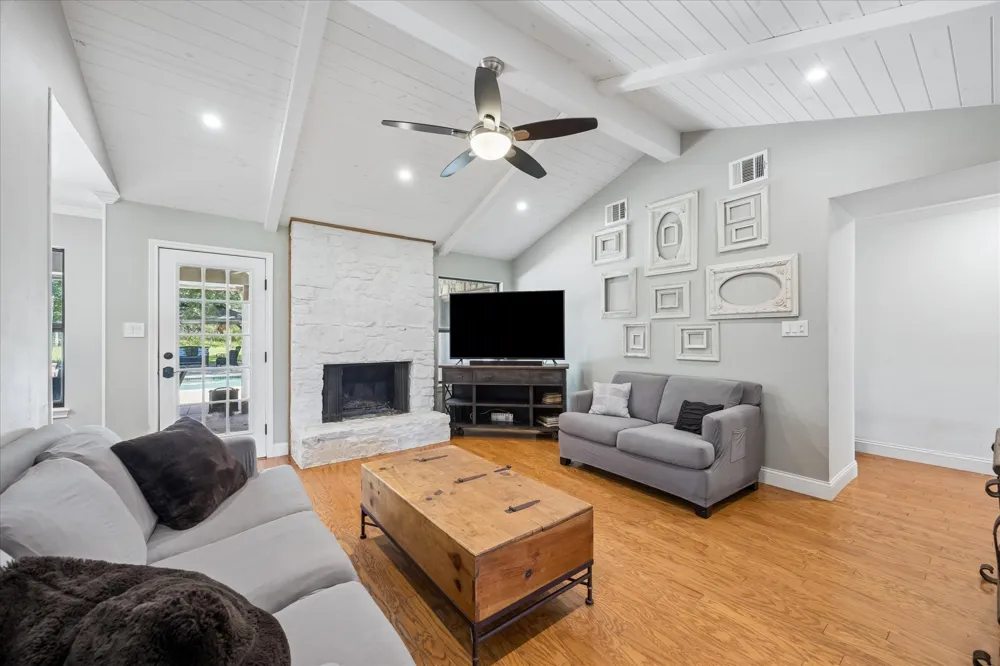 208 Maple Drive Mountain City, TX 78610
