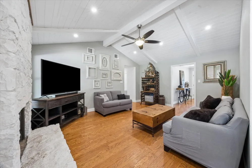 208 Maple Drive Mountain City, TX 78610