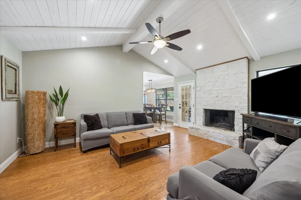 208 Maple Drive Mountain City, TX 78610