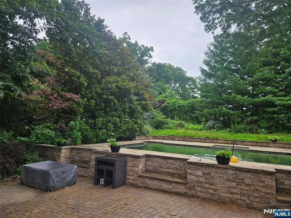 165 Leonia Avenue Leonia, NJ 07605