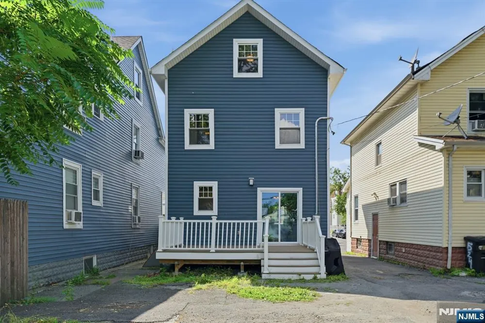 526 Clinton Street East Orange, NJ 07018