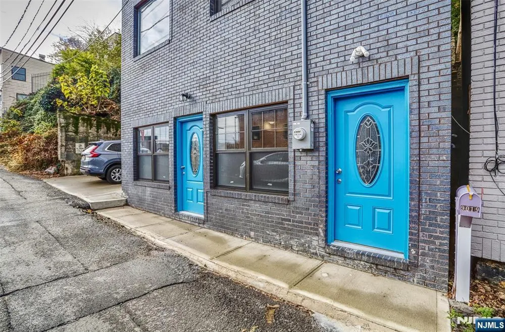 9017 Riverside Place North Bergen, NJ 07047
