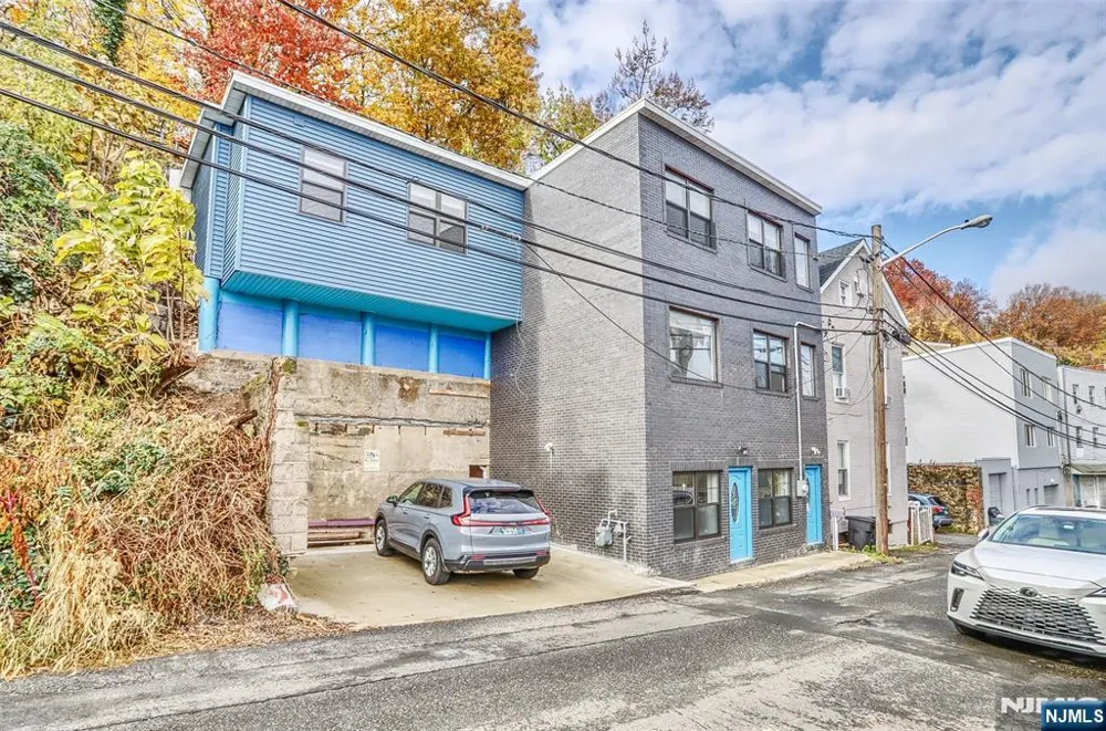 9017 Riverside Place North Bergen, NJ 07047