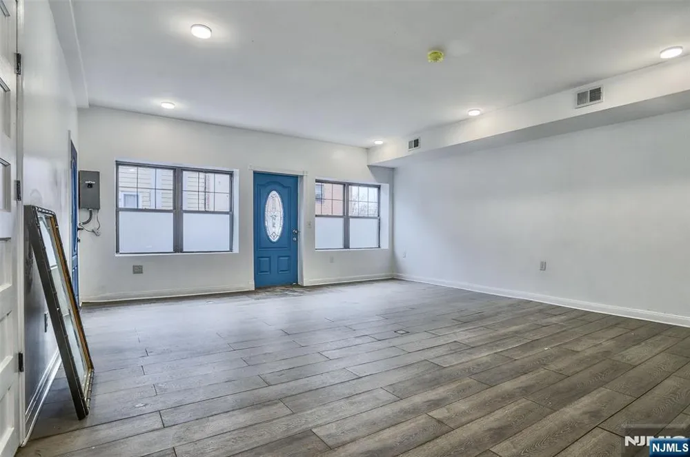 9017 Riverside Place North Bergen, NJ 07047