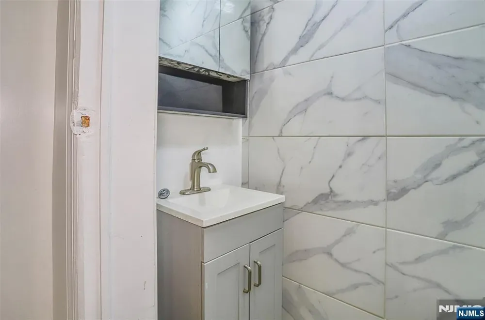 9017 Riverside Place North Bergen, NJ 07047