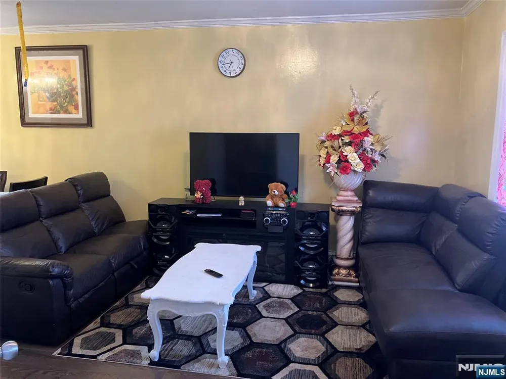 21 Lake Street East Orange, NJ 07017