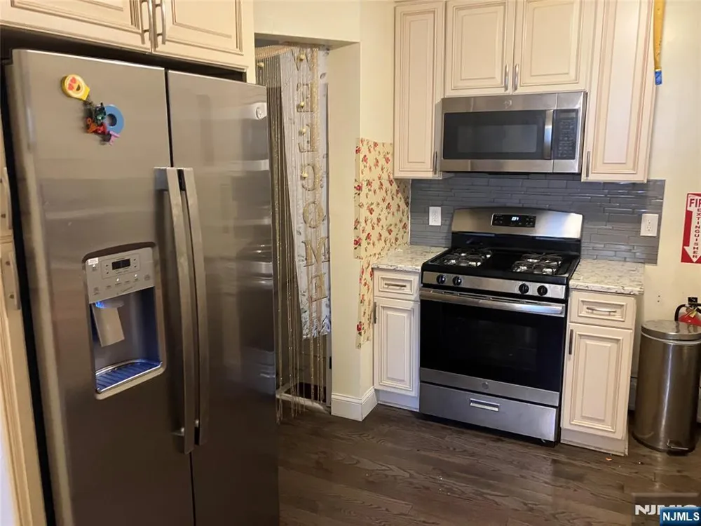 21 Lake Street East Orange, NJ 07017