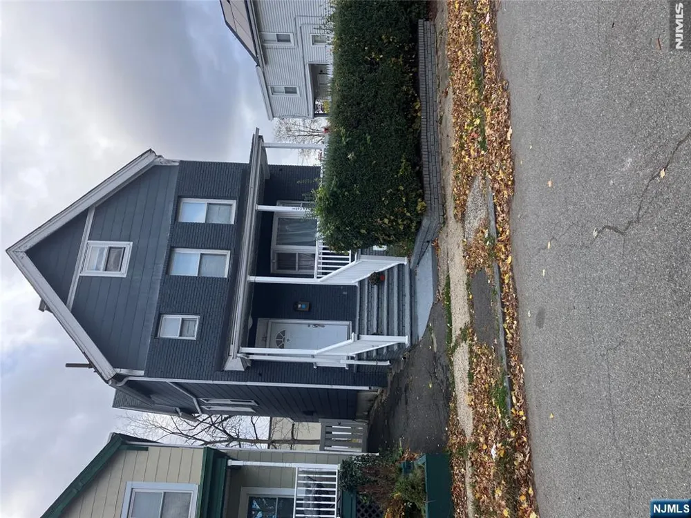21 Lake Street East Orange, NJ 07017