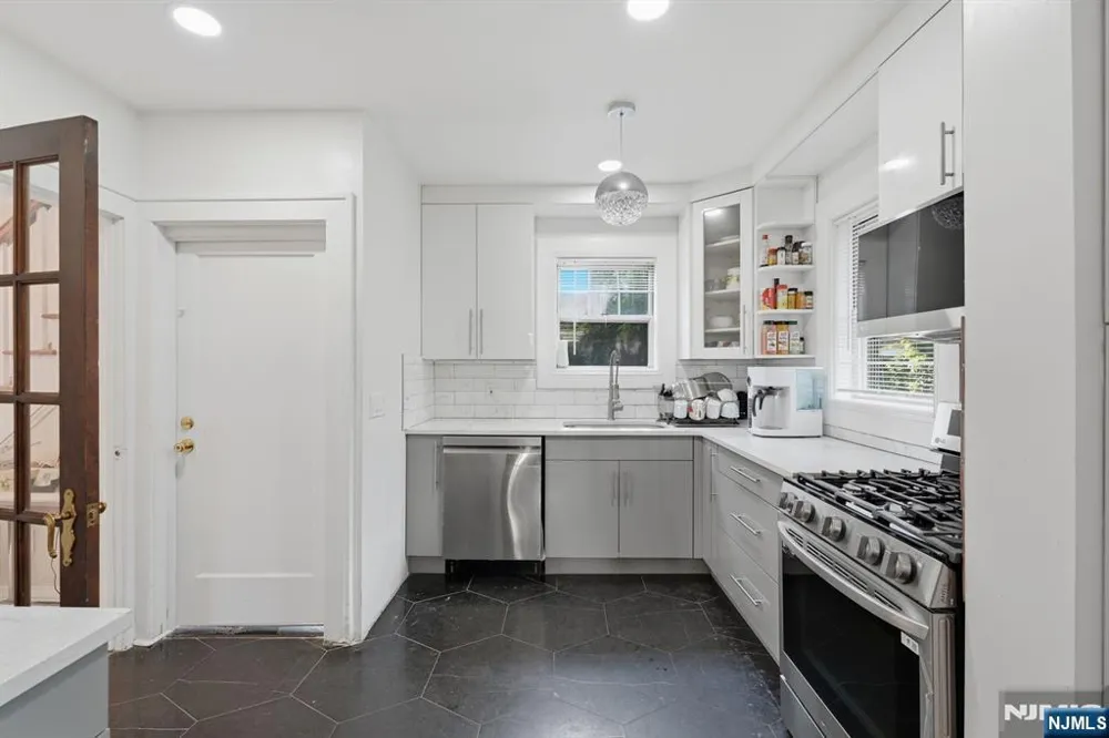 285 Hudson Avenue Englewood, NJ 07631