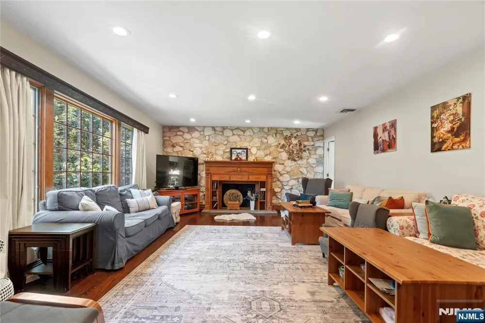 10 Allendale Road Saddle River, NJ 07458
