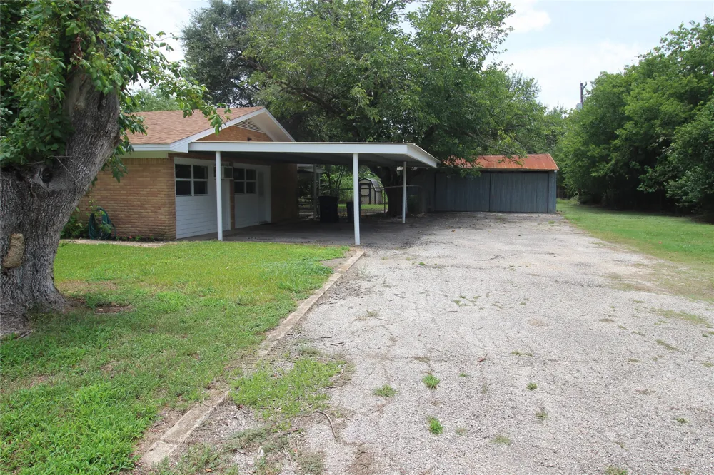 741 W Bell Street Bartlett, TX 76511