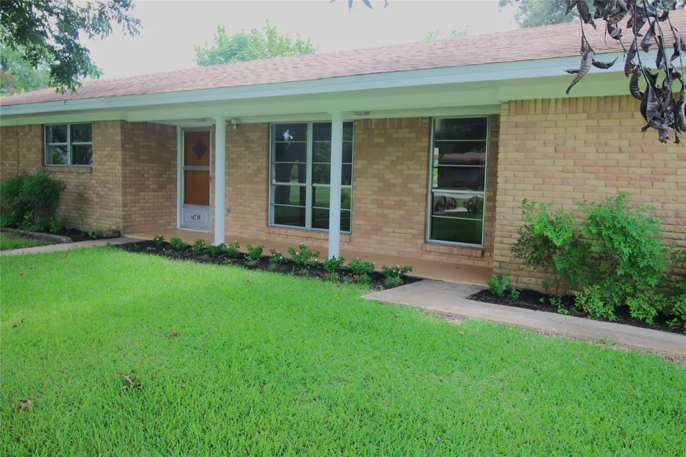 741 W Bell Street Bartlett, TX 76511