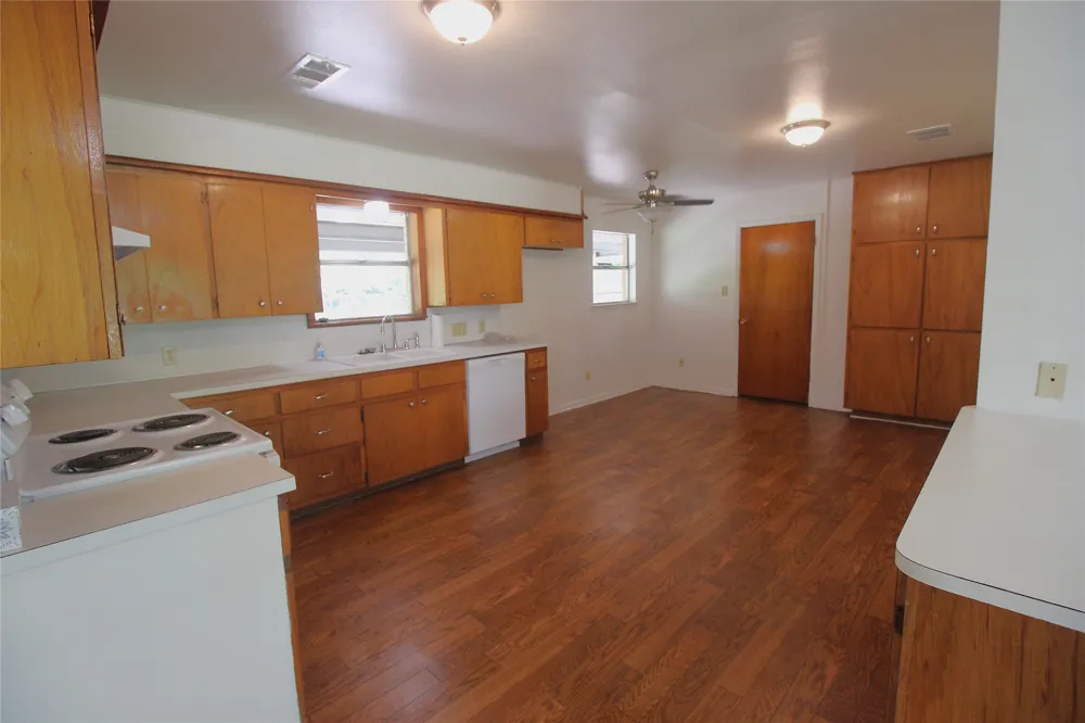 741 W Bell Street Bartlett, TX 76511