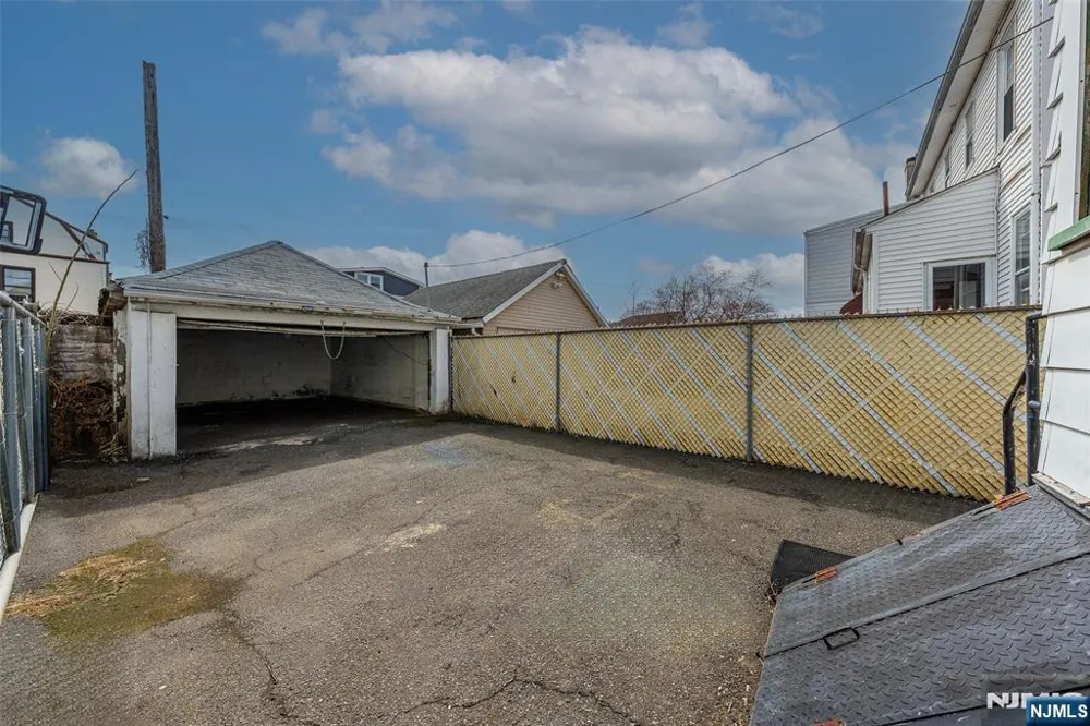 457 7th Newark, NJ 07107