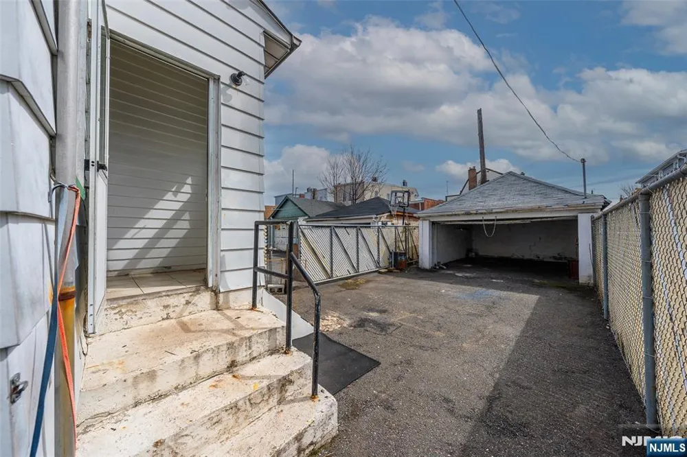 457 7th Newark, NJ 07107