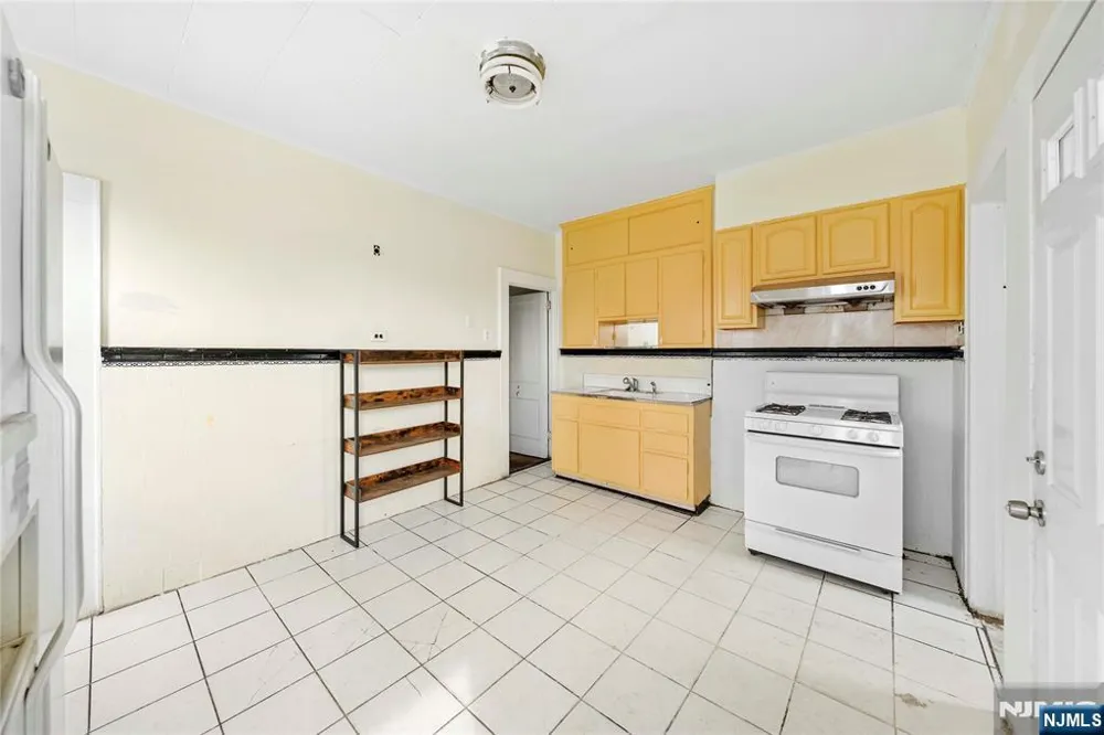 457 7th Newark, NJ 07107
