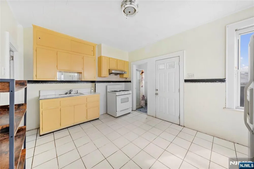 457 7th Newark, NJ 07107