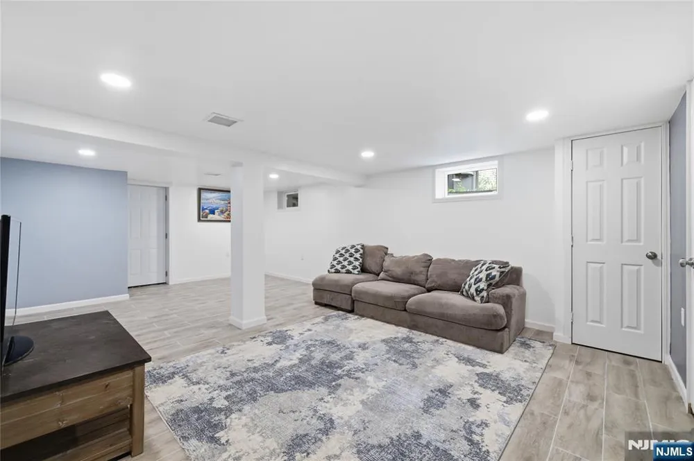 124 Rivervale Road River Vale, NJ 07675