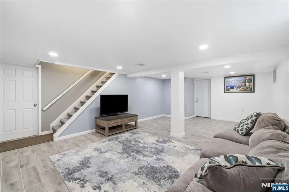 124 Rivervale Road River Vale, NJ 07675