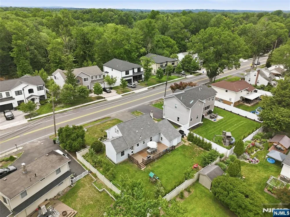 124 Rivervale Road River Vale, NJ 07675