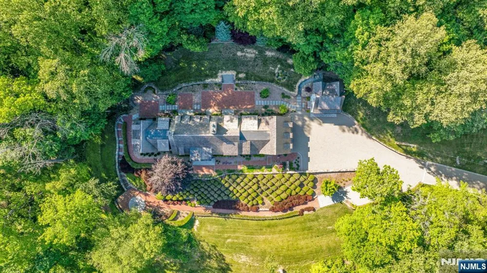 171 Campbell Road Far Hills, NJ 07931