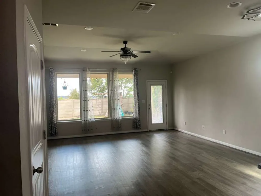 1052 Myrna Bend Leander, TX 78641