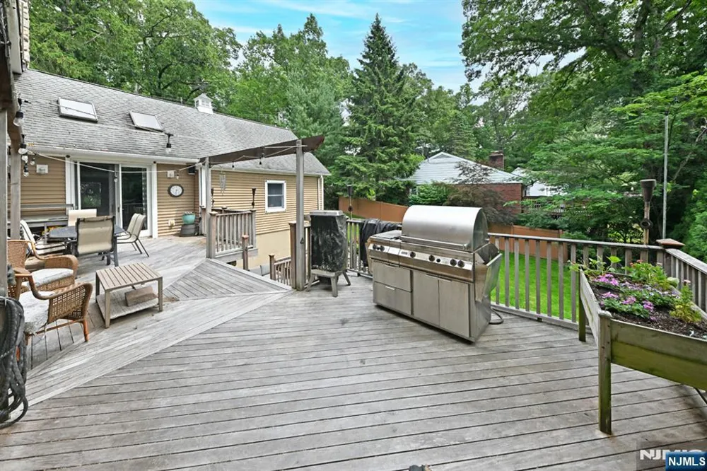8 Myrtle Street Montvale, NJ 07645